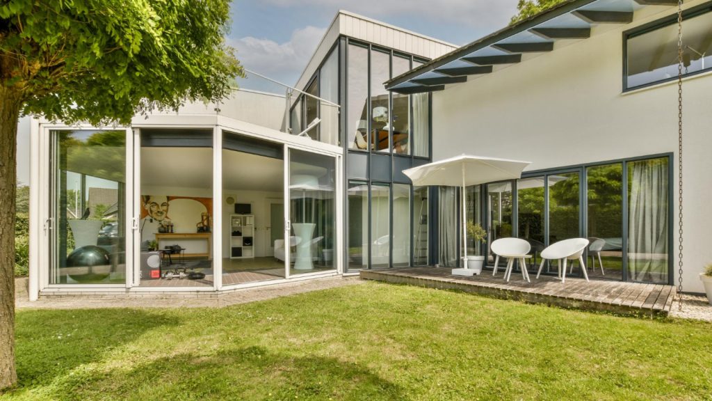 Moderniser une maison ancienne à Lyon grâce à une véranda contemporaine